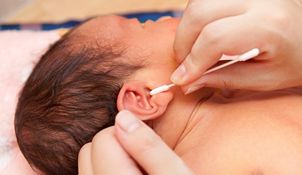赤ちゃんが生まれたらやるべきこと 10 はじめての耳そうじと爪切り 妊娠 出産インフォ ミキハウス出産準備サイト