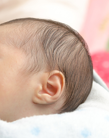 赤ちゃんが生まれたらやるべきこと 10 はじめての耳そうじと爪切り 妊娠 出産インフォ ミキハウス出産準備サイト
