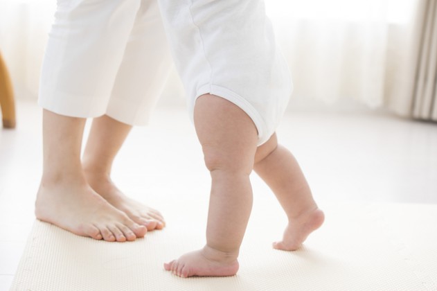 シリーズ 赤ちゃんのための靴選び 第1部 歩行の専門家 が語る ハイハイの重要性と足の発達 そしてプレシューズ選びの 5か条 とは 妊娠 出産インフォ ミキハウス出産準備サイト