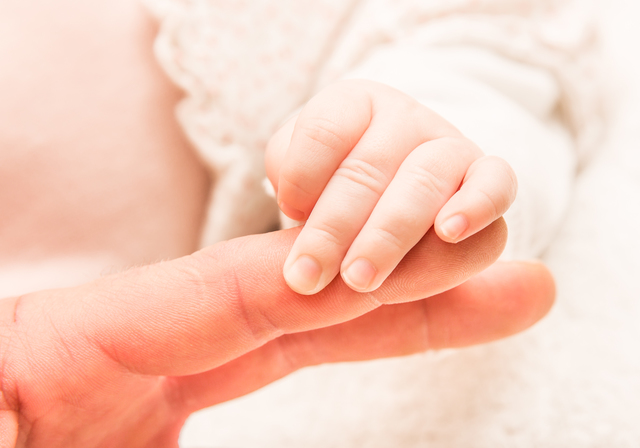 Hand of the newborn child