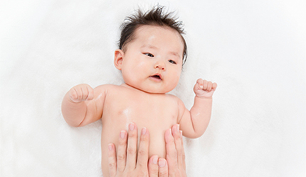 赤ちゃんのスキンケア最前線 保湿剤ベタベタ塗り が推奨されている理由 妊娠 出産インフォ ミキハウス出産準備サイト