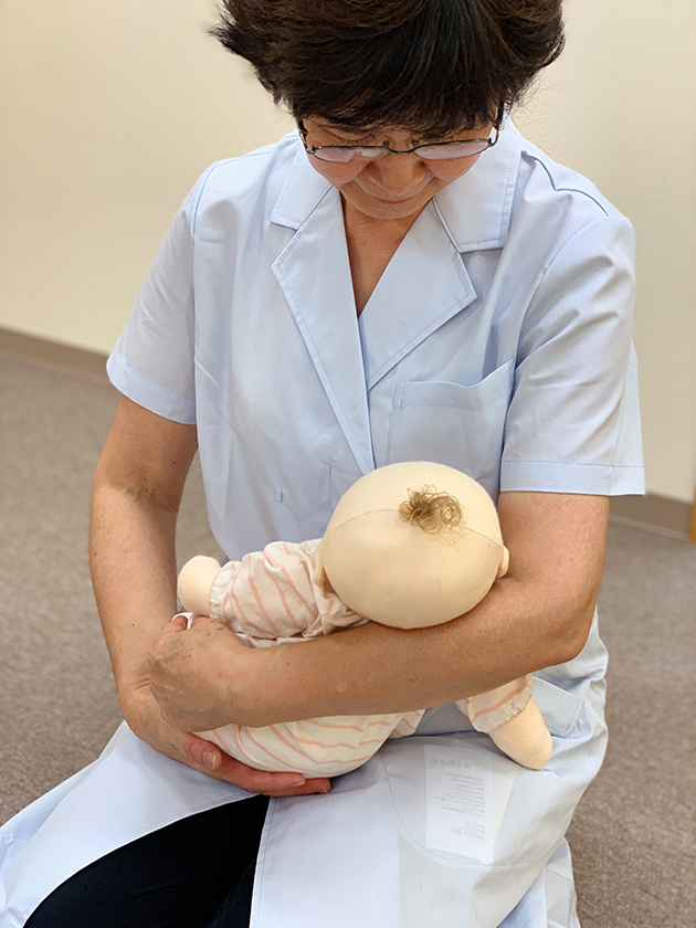 横抱っこではなく、首を腕で支えるようにして赤ちゃんの体を起こして授乳をすれば、乳頭を正面からくわえられるようになります 