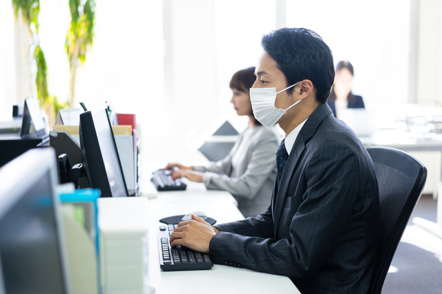 マスクをして働く男性