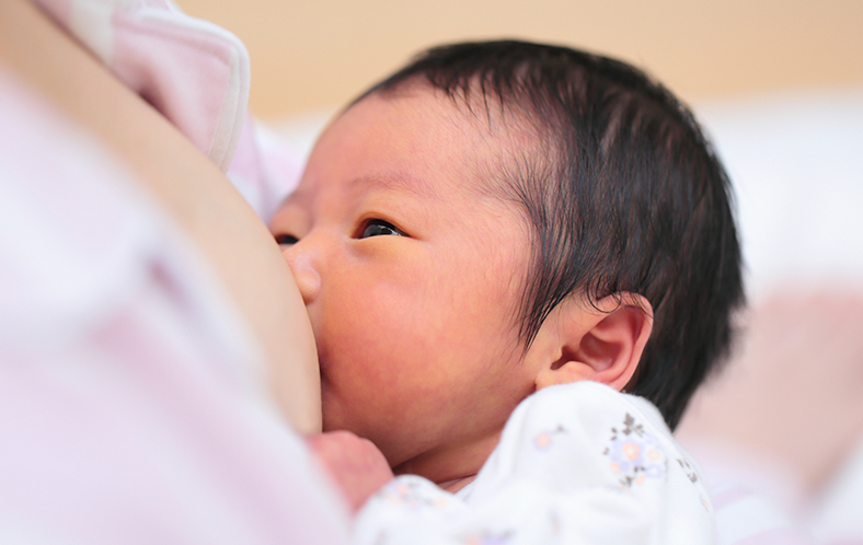 新生児期の授乳　“初乳”ってなに？